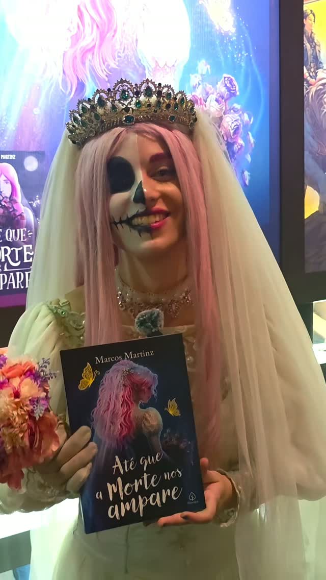 Rosinha caracterizada, segurando Até que a Morte nos Ampare